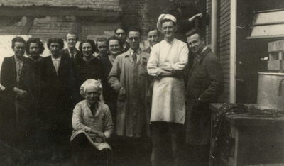 811727 Afbeelding van de medewerkers van de, door de Carrosserie- en Constructiewerkplaatsen N.V. Jan Jongerius ...